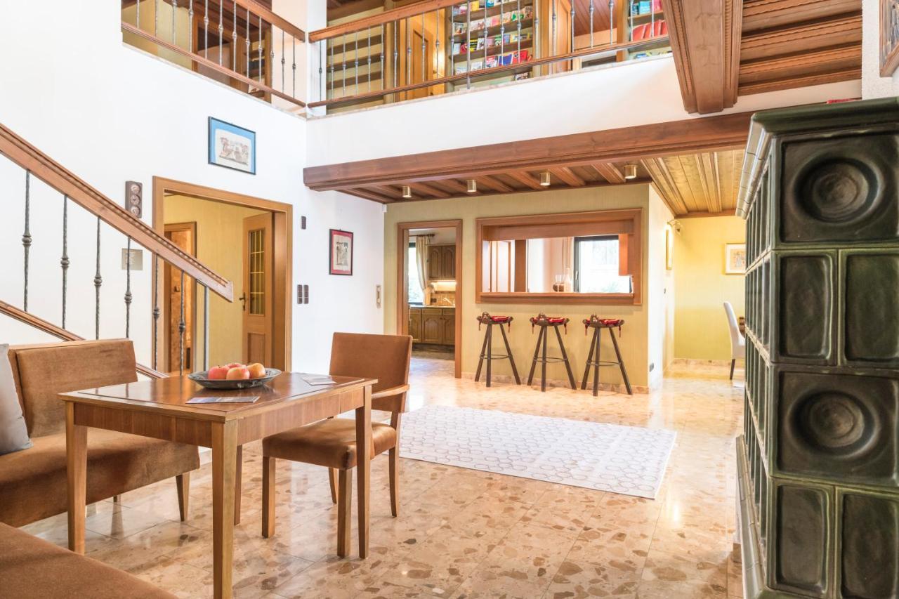 Yes, It Is Retro - Big With Indoor Pool Villa *